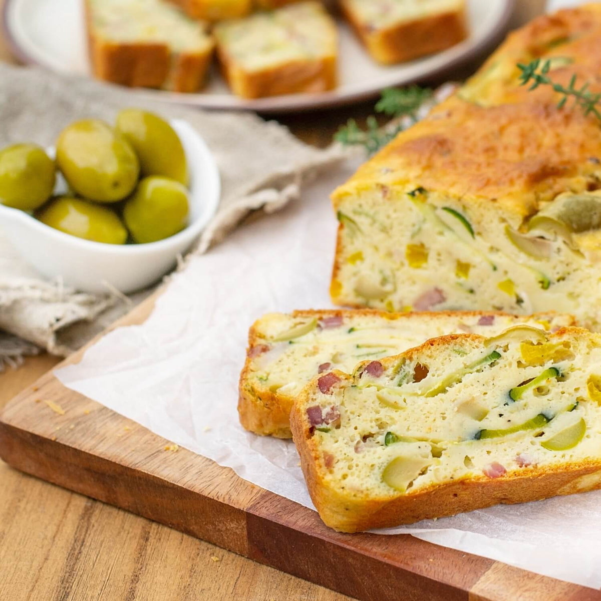 Cake aux olives, poivrons, jambon et fromage