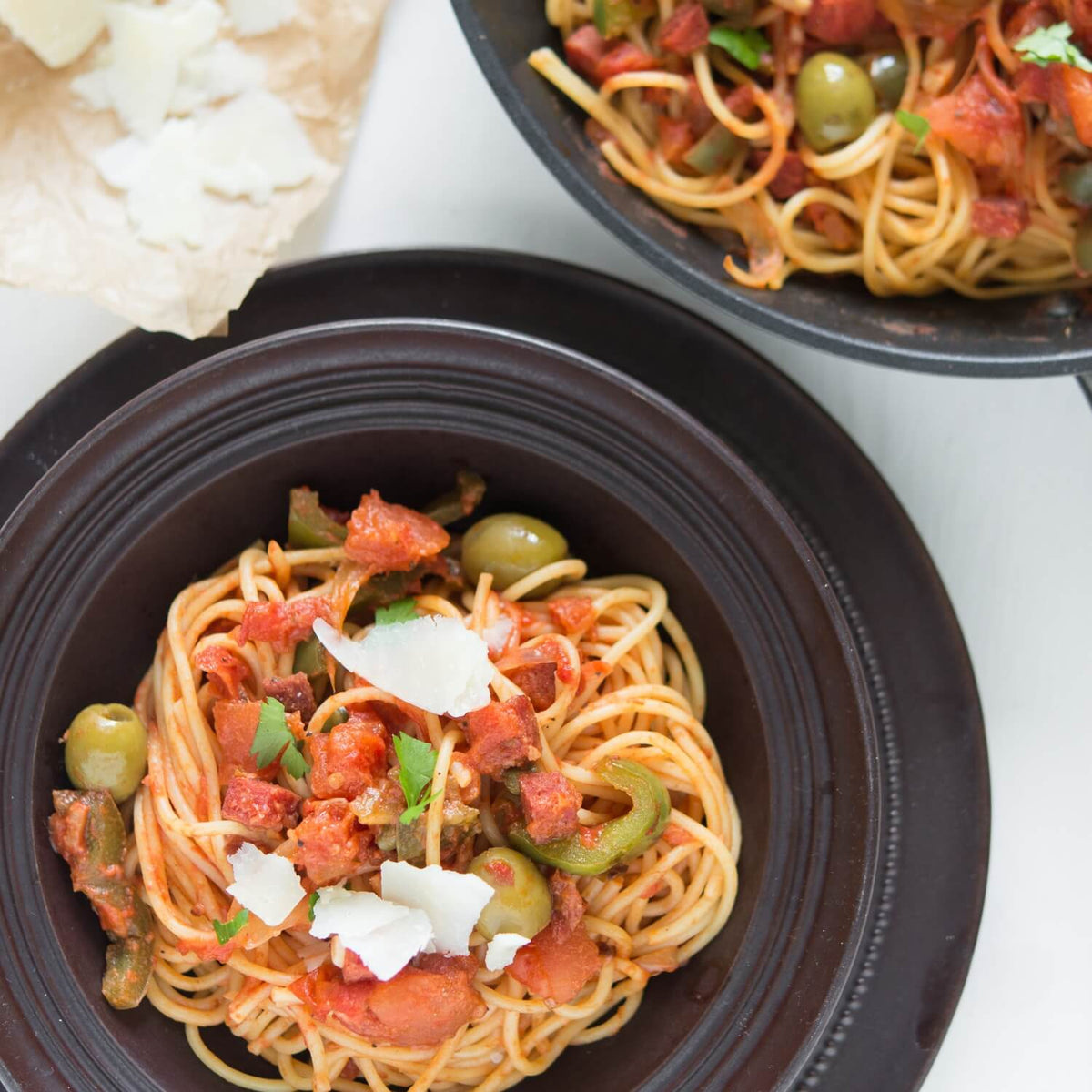 Spaghettis tomates, olives aux anchois et basilic